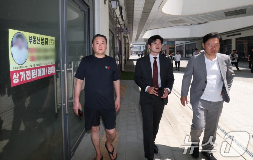 시흥 거북섬 인근 공실상가 둘러보는 김용태_3.jpg