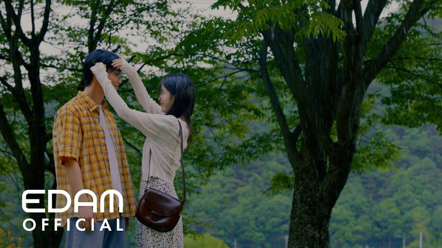 아이유, '꽃갈피 셋' 타이틀 '네버 엔딩 스토리' 뮤비 티저 공개_1.jpg