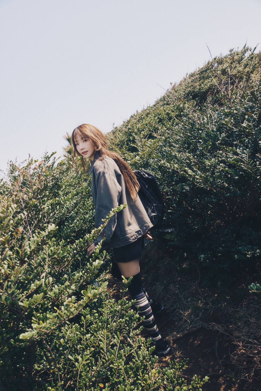 [컨셉포토] QWER 미니 앨범 '난 네 편이야, 온 세상이 불협일지라도' 마젠타_5.jpg