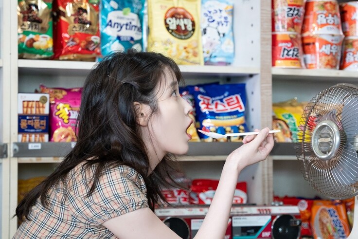 멜론 매거진, 아이유 [꽃갈피 셋] 자켓 촬영 현장_15.jpg