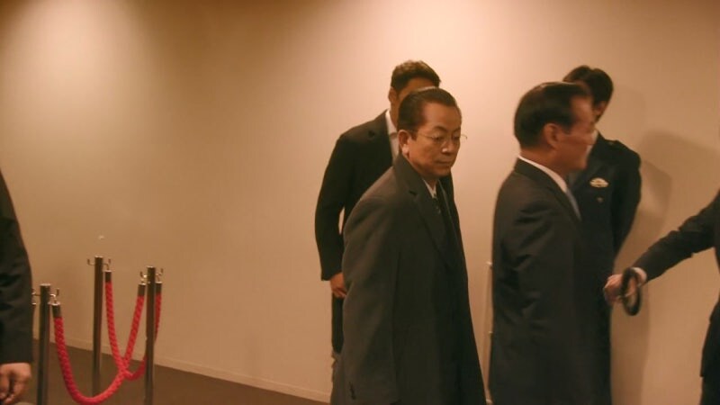 경비원 : 경찰이시라고요? 경찰수첩을 보여주시죠_4.jpg