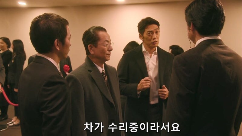 경비원 : 경찰이시라고요? 경찰수첩을 보여주시죠_10.jpg