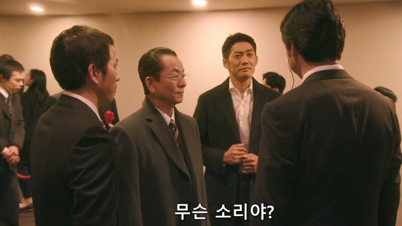 경비원 : 경찰이시라고요? 경찰수첩을 보여주시죠_11.jpg