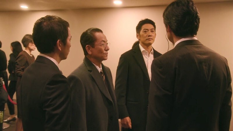 경비원 : 경찰이시라고요? 경찰수첩을 보여주시죠_14.jpg