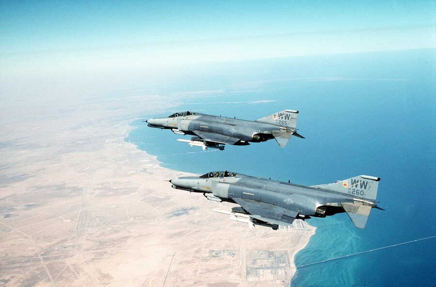 [전쟁] 아군의 공대지 미사일에 피격당한 폭격기 이야기_2.jpg