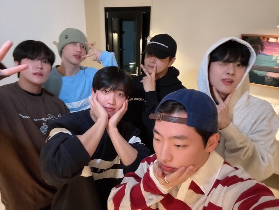더킹덤 녹음 중 근황 사진 떴는데 분위기 미쳤다ㄷㄷ_2.jpg