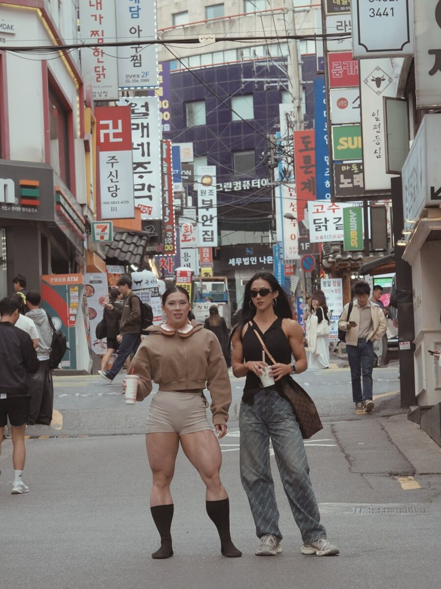 한국에 온 근육녀_2.jpg