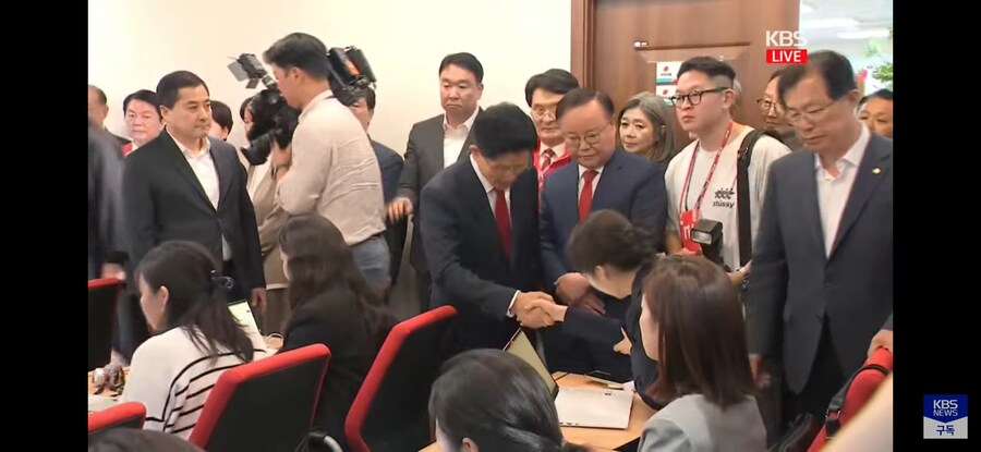 [태도보수] 문수옹 낙선인사 + 기자들 하나하나 일일이 인사_3.jpg
