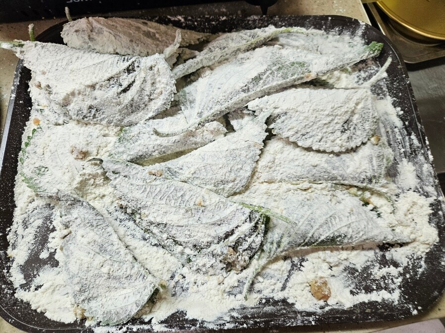 직장에서 3천원으로 해먹는 점심 깻잎만두 표고버섯후라이_6.jpg