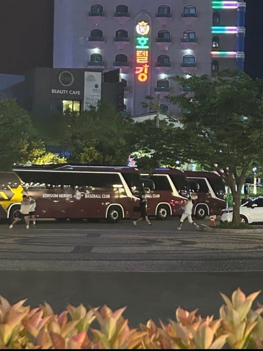 야구) 어제 키움 호텔주차장 특타했다더니_1.png