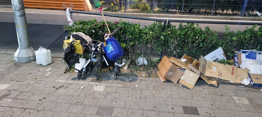 약혐) 길 지나가는데 노숙자 아재가 벌여둔거 너무 심해서 찍음_2.jpg