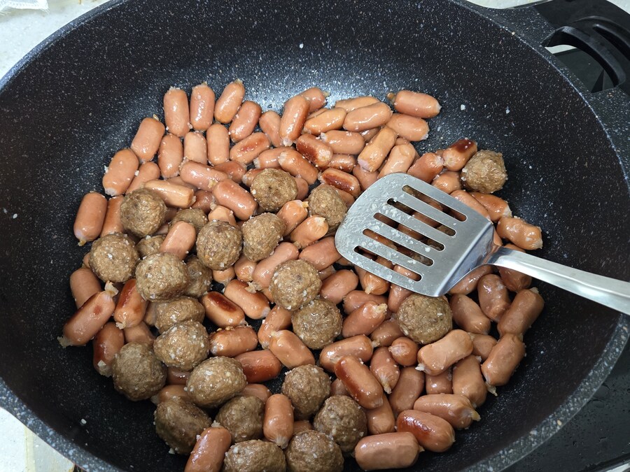 난 급식 먹던 시절 소시지, 미트볼조림을 실컷 퍼먹고 싶었다._1.jpg