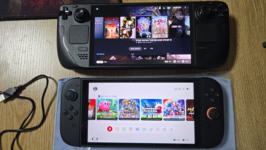좌 스위치2, 우 스팀덱 oled 1t랑 크기 비교샷._1.jpg