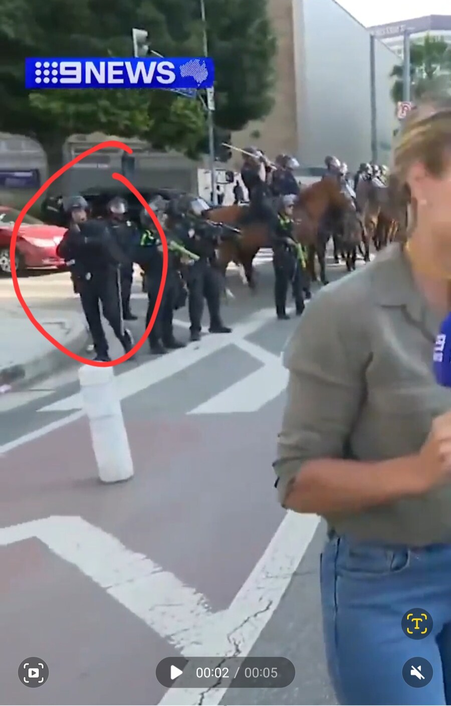 어제 LA현장에 파견된 호주 뉴스 리포터에 고무탄 조준사격하는 LAPD_4.jpg