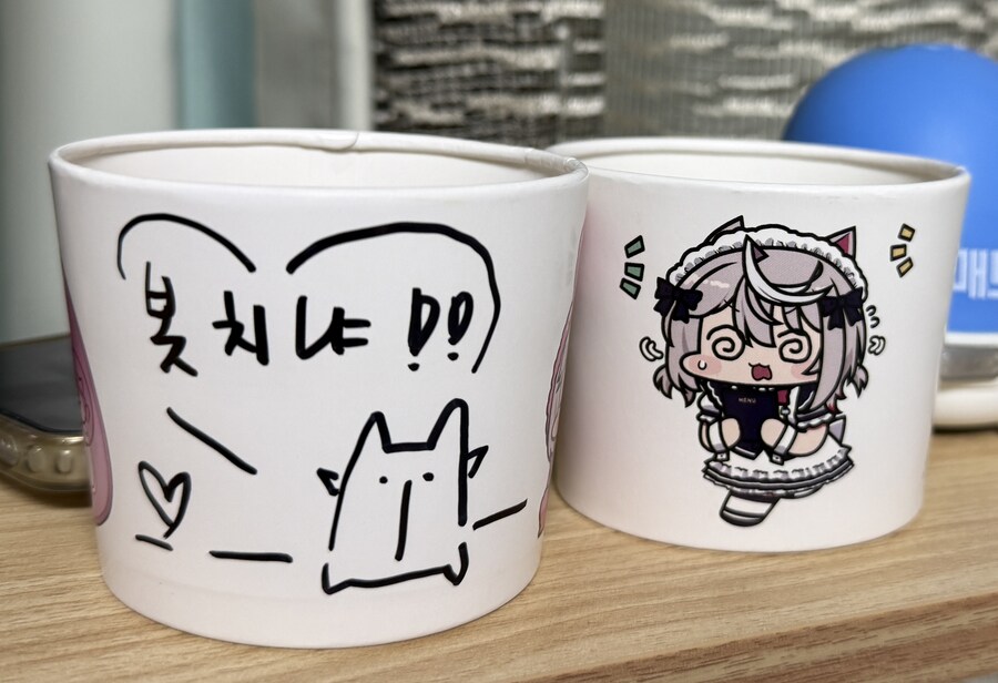 눈 잘 닿는 곳에 둔 봇치냐 사인 컵홀더_1.jpg