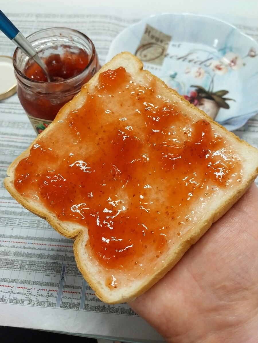 밤이 깊어져 빵과 잼을 꺼내었읍니다._4.jpg