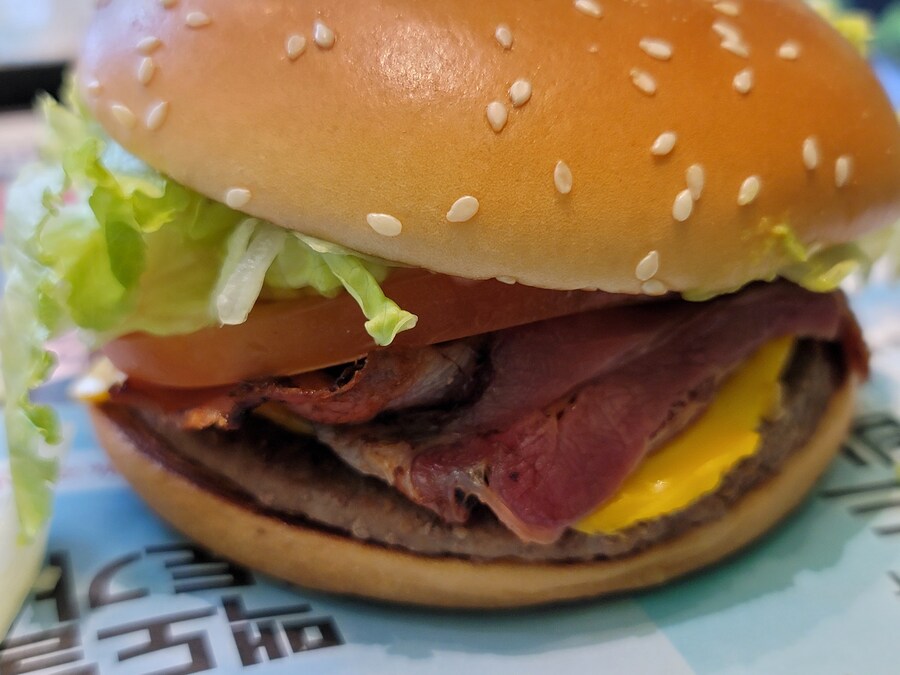 맥도날드) 과카몰리 베이컨 토마토 디럭스 싱글 버거_3.jpg