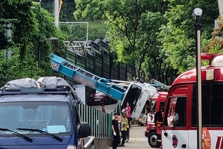 사다리차 넘어지며 전기선 건드려…출근길 경의선·KTX 중단(종합)_1.jpg