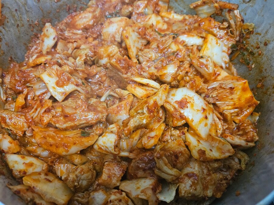 직장에서 3천원으로 해먹는 점심 닭고기완자전 돼지고기김치찌개_5.jpg