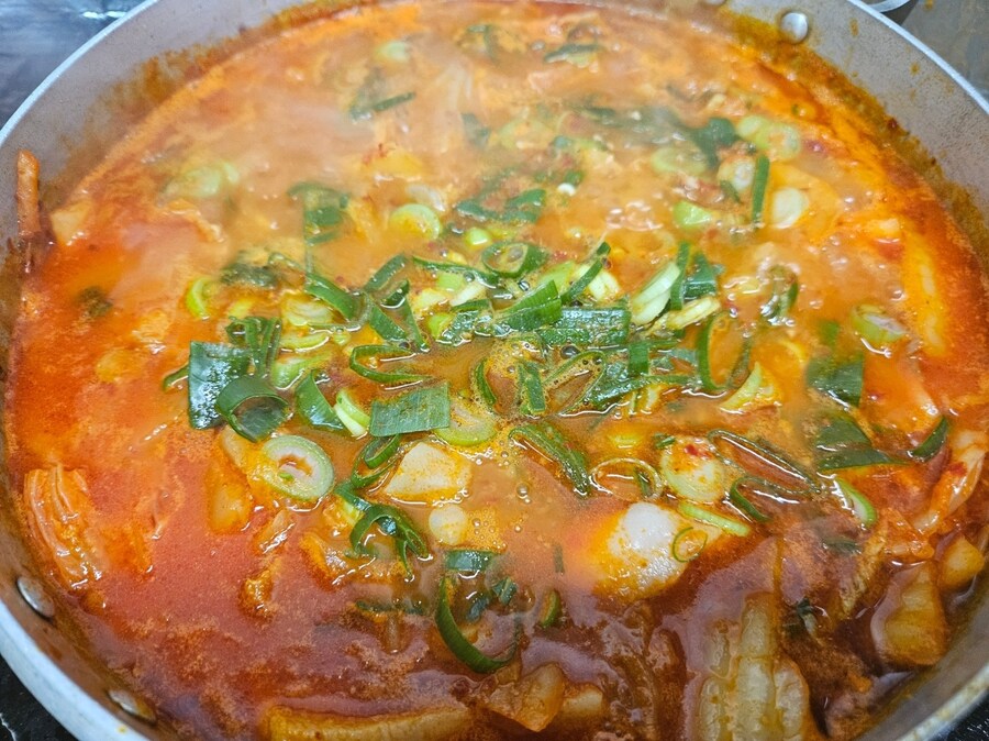 직장에서 3천원으로 해먹는 점심 닭고기완자전 돼지고기김치찌개_6.jpg