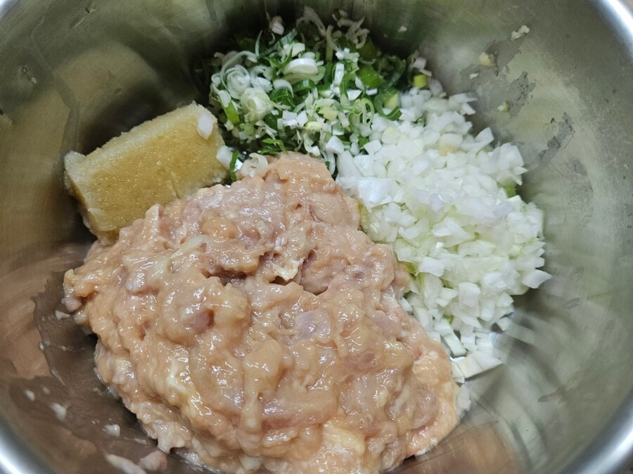 직장에서 3천원으로 해먹는 점심 닭고기완자전 돼지고기김치찌개_7.jpg