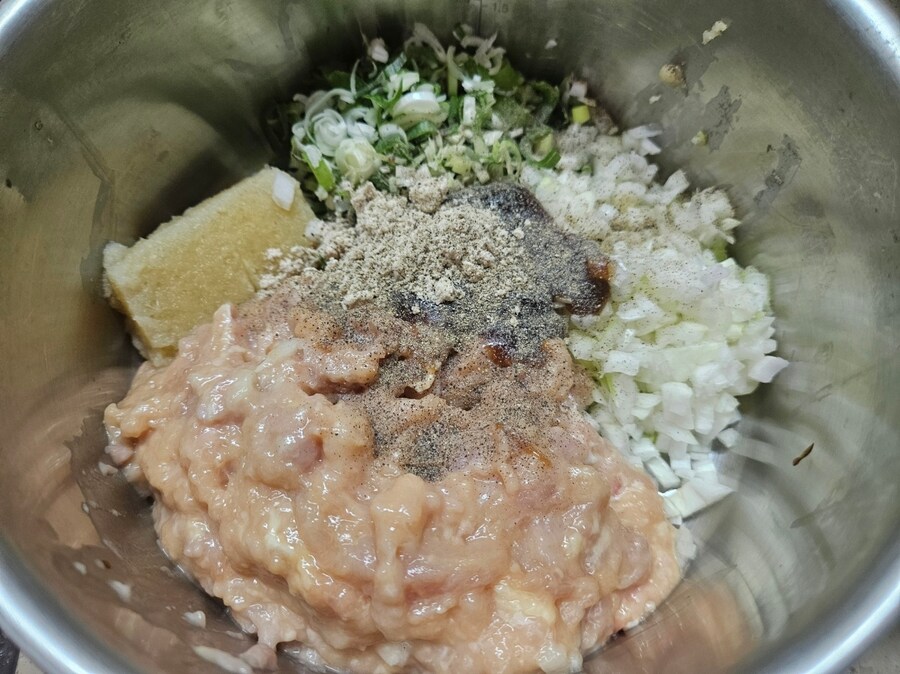 직장에서 3천원으로 해먹는 점심 닭고기완자전 돼지고기김치찌개_8.jpg