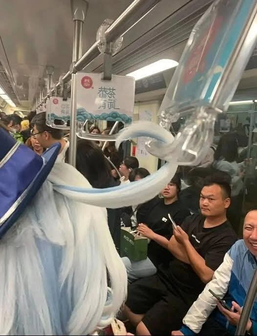 지하철 승객들이 코스플레이어 보고 웃더라._1.jpg