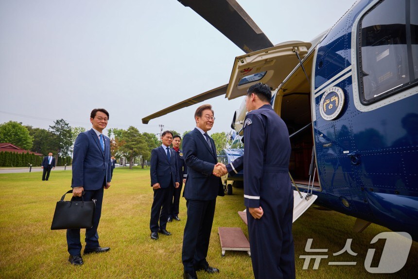 전용 헬기 탑승하는 李 대통령_1.jpg