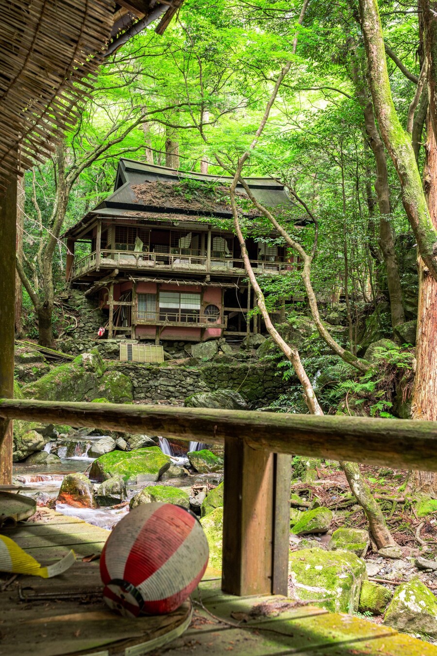 일본, 어떤 계곡에 있는 폐건물🏚️_1.jpg