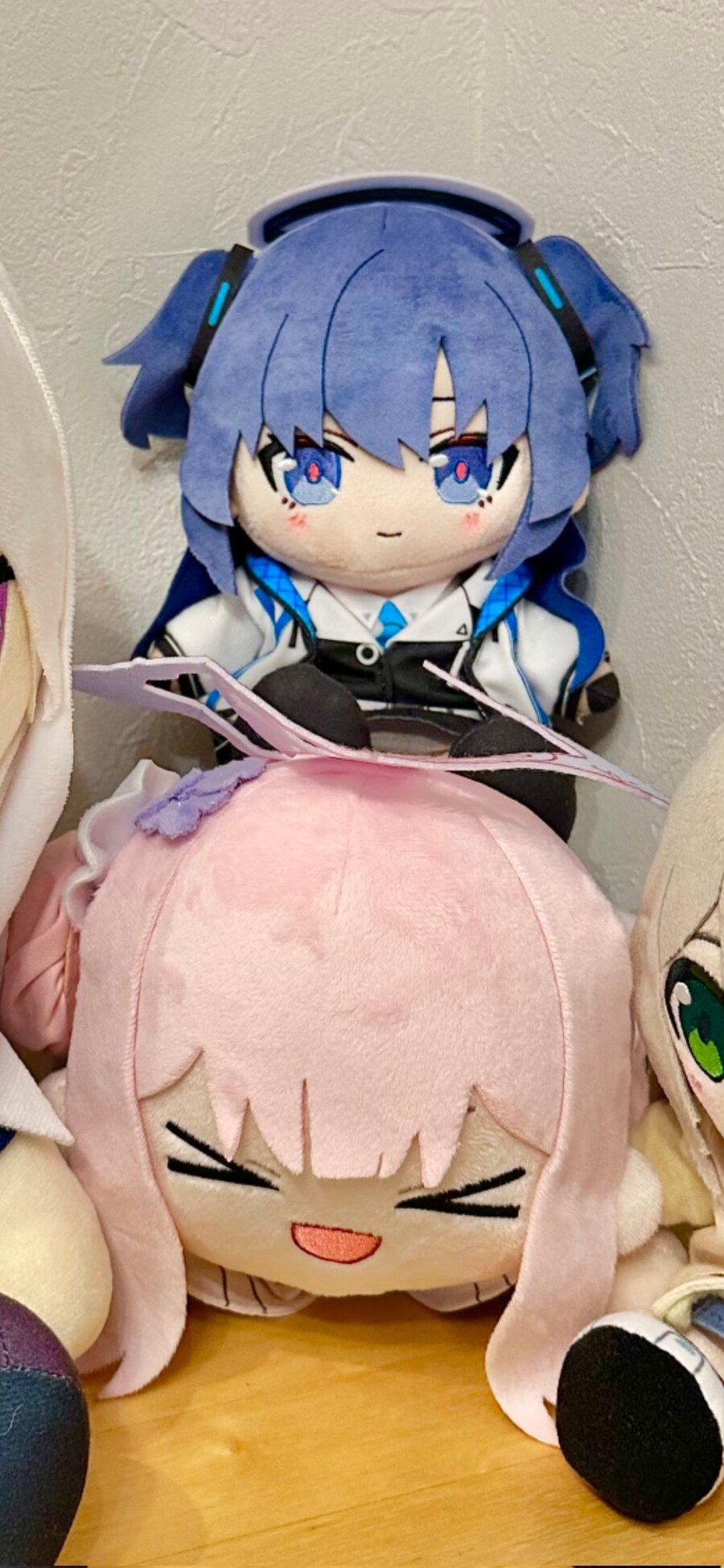 [블루아카] 미카를 깔아뭉개는 유우카_1.jpg