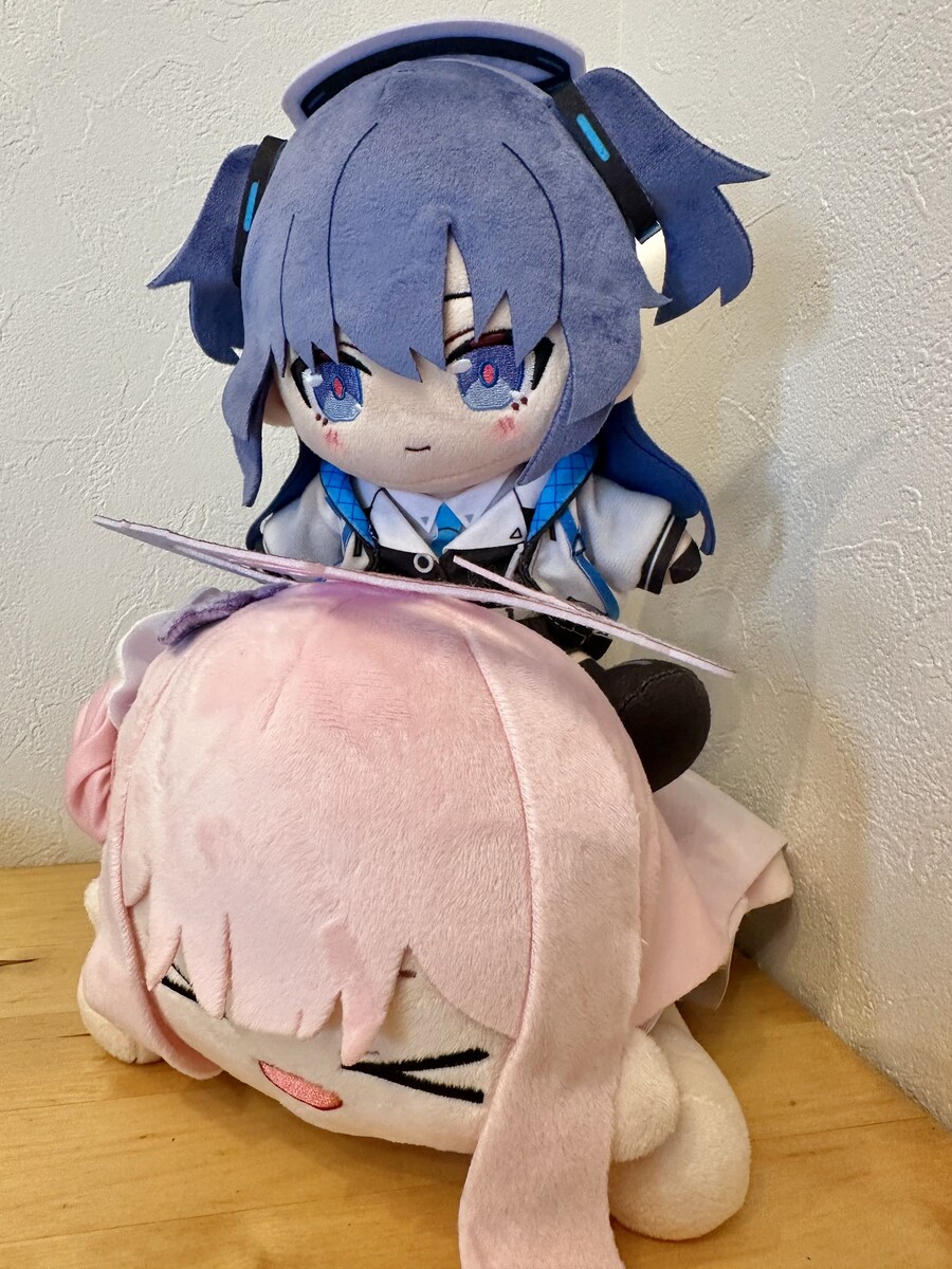 [블루아카] 미카를 깔아뭉개는 유우카_2.jpg