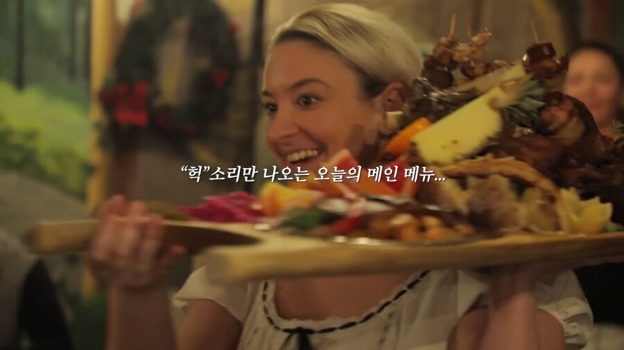 쯔양에게 음식 서빙해주는 헝가리 누나_1.png