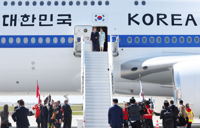 뱅기에서 내리는 짤도 ㅂㅅ같다...._1.jpg