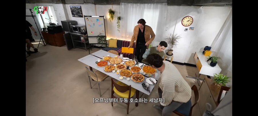 이탈리아인 3명 잡아서 감금하고 아아 먹이는 유튜브 방송_19.jpg