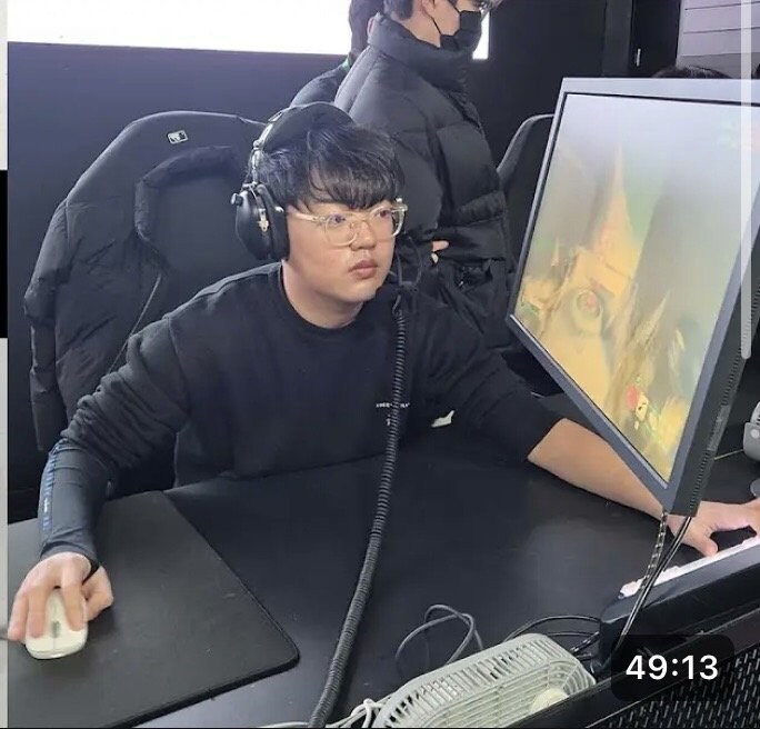 모니터 각도 지리는 프로게이머.jpg_2.jpg