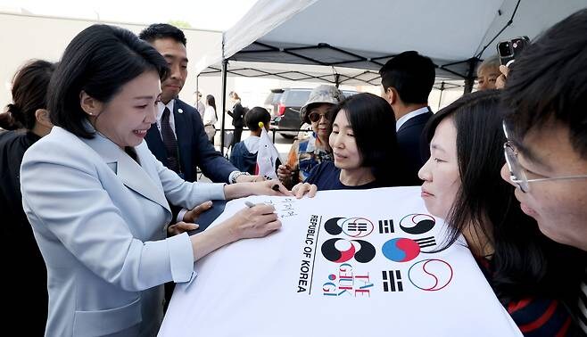 조용하지만 강렬했다…김혜경 여사의 ‘외교내조’_1.jpg