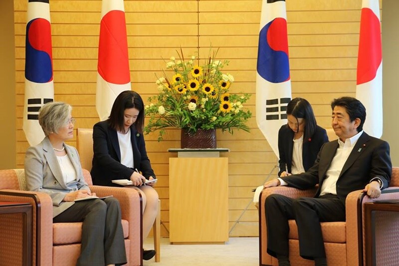 일본의 회담 할때 의자 가지고 장난질 잘하지_3.jpg