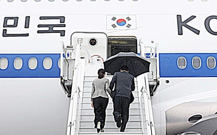 우산 접더니 이 사람들과 악수…이 대통령, 첫 정상외교 마치고 한국으로 출발_1.jpg
