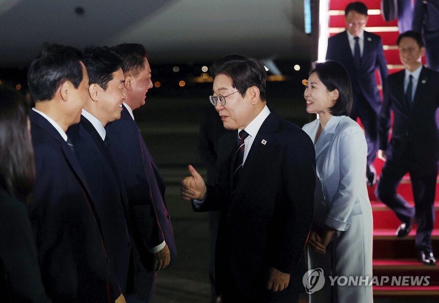 이재명 대통령, 강훈식 비서실장과 대화_1.jpg