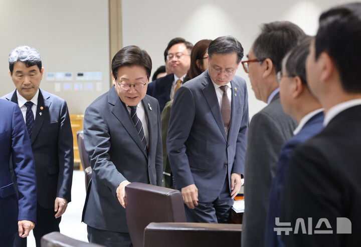 국무회의 입장하는 이재명 대통령_1.jpg