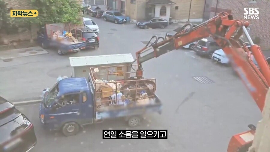 8년동안 공용 주차장에 고물 쌓아놓은 사람_17.jpg