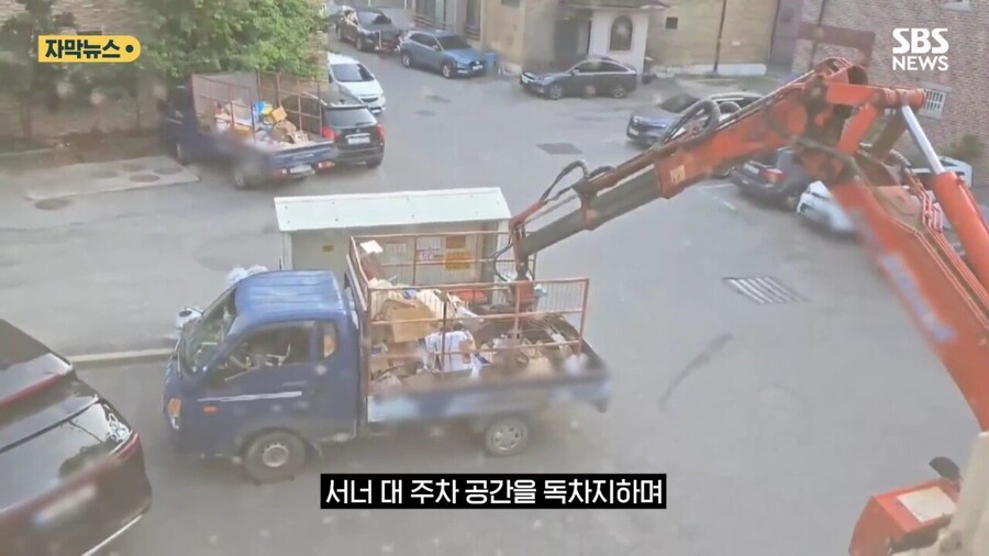 8년동안 공용 주차장에 고물 쌓아놓은 사람_18.jpg
