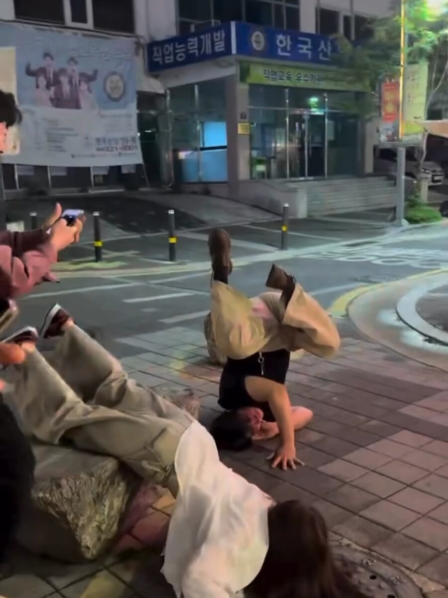 흔한 길거리 서커스 공연_2.jpg
