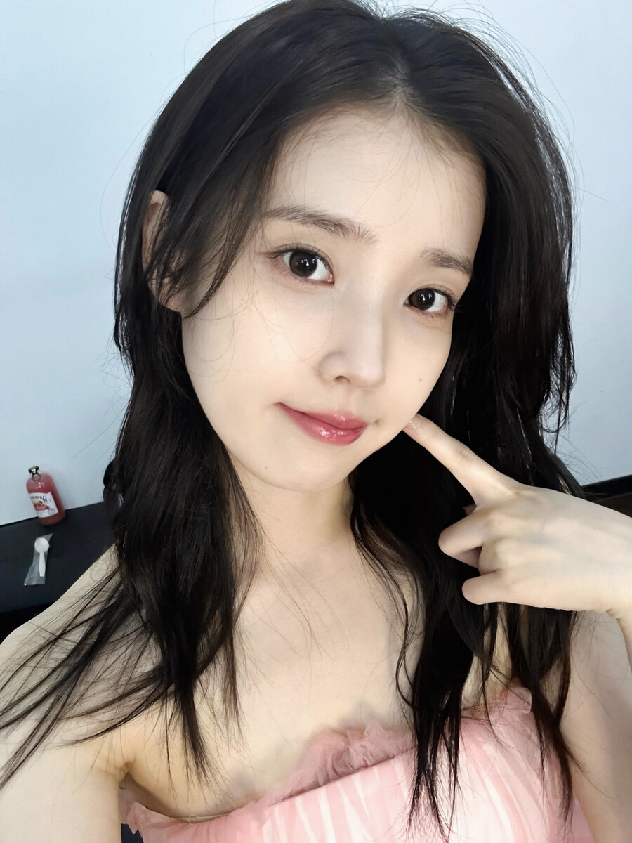 2025.07.10 아이유 베리즈 포스트 사진 보정_1.jpg