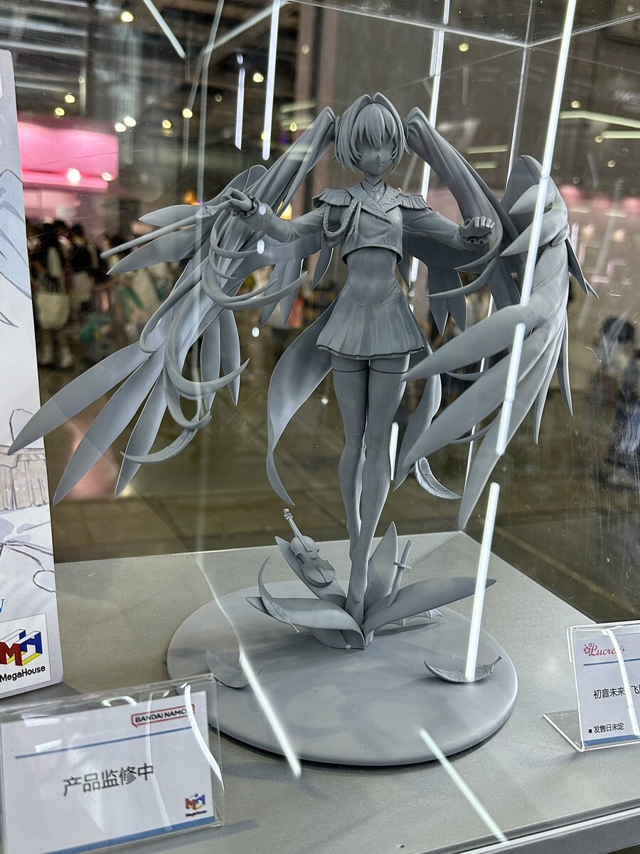 [메가하우스] 하츠네 미쿠×윙 건담 제로 EW 콜라보 원형 전시_3.jpg