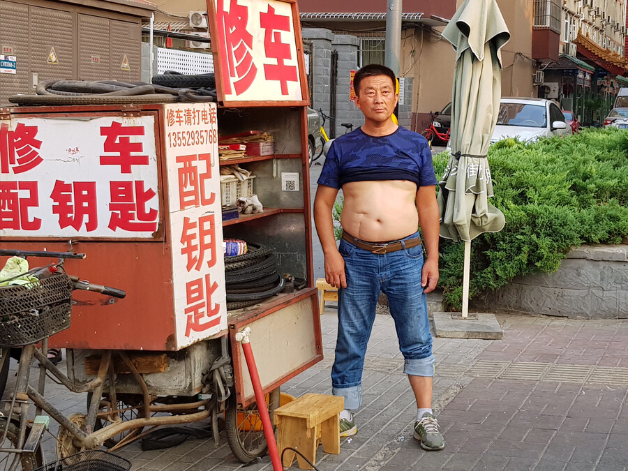 더워서 그런가 베이징 비키니 한 아재들이 많네_1.jpg