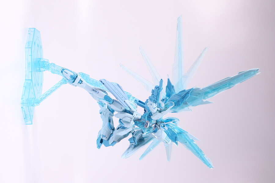 MG] 프리덤 건담 2.0 (크로스 콘트라스트 컬러 클리어 블루 Ver.)_19.jpg