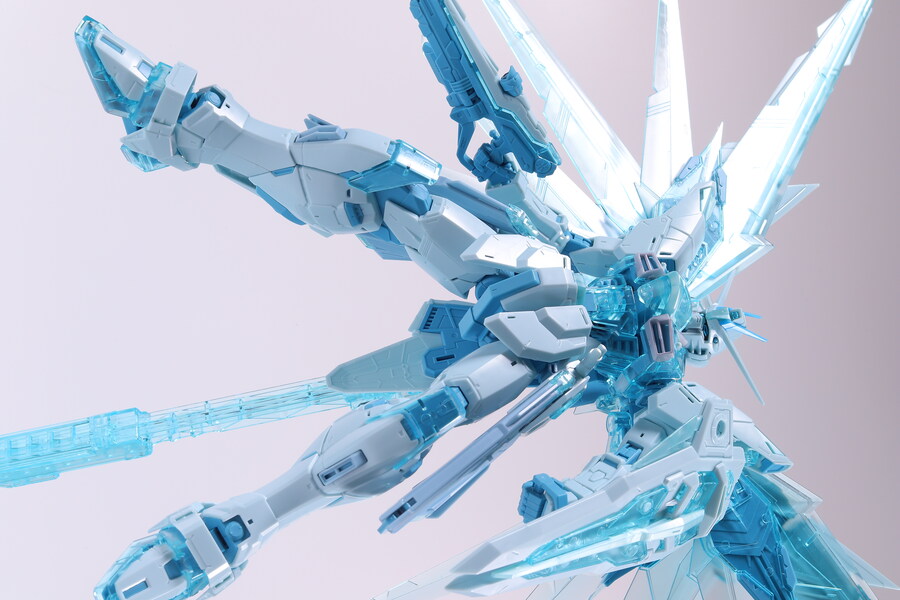 MG] 프리덤 건담 2.0 (크로스 콘트라스트 컬러 클리어 블루 Ver.)_29.jpg