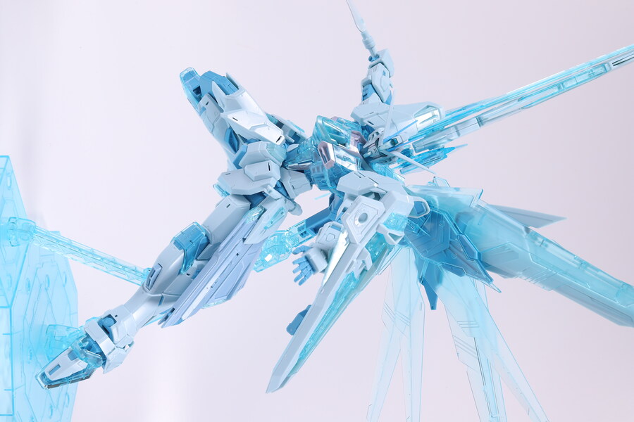 MG] 프리덤 건담 2.0 (크로스 콘트라스트 컬러 클리어 블루 Ver.)_37.jpg