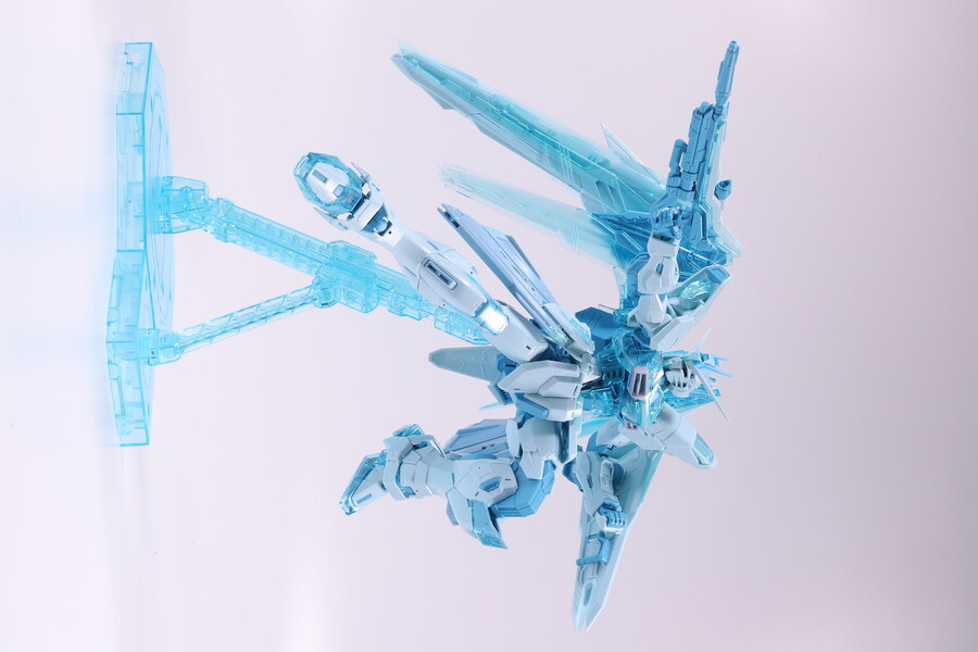 MG] 프리덤 건담 2.0 (크로스 콘트라스트 컬러 클리어 블루 Ver.)_42.jpg